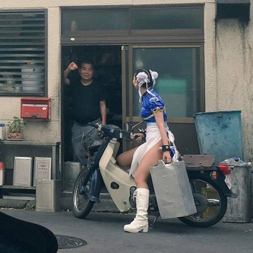 전통 복장입고 배달